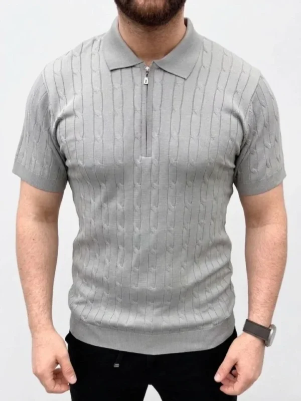 280720266a67f189ce8fd.webp Erkek Yazlık Triko Saç Örgü Tişört Kısa Kol Polo Yaka Fermuarlı T-Shirt - Gri