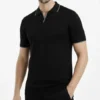290720266a694b39959b1.webp Erkek Triko Kumaş Yakalı Düğmesiz Açık Yaka Fitilli Kısa Kollu Regular Fit Tişört T-shirt - Siyah