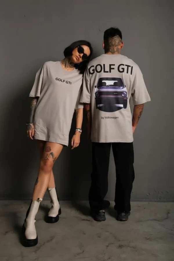 Erkek Oversize Baskılı Tişört – Golf GTI Retro Araba Desenli, Ön - Arka Dijital Baskı, Sokak Modası Stil - Gri